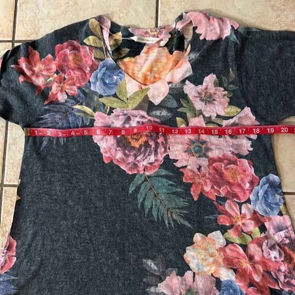 Soft Surroundings Midnight Blooms Floral long sleeve Vneck Top, Sz PM - Picture 6 of 7